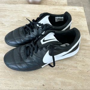 NIKE BLACK SOCCER SHOES